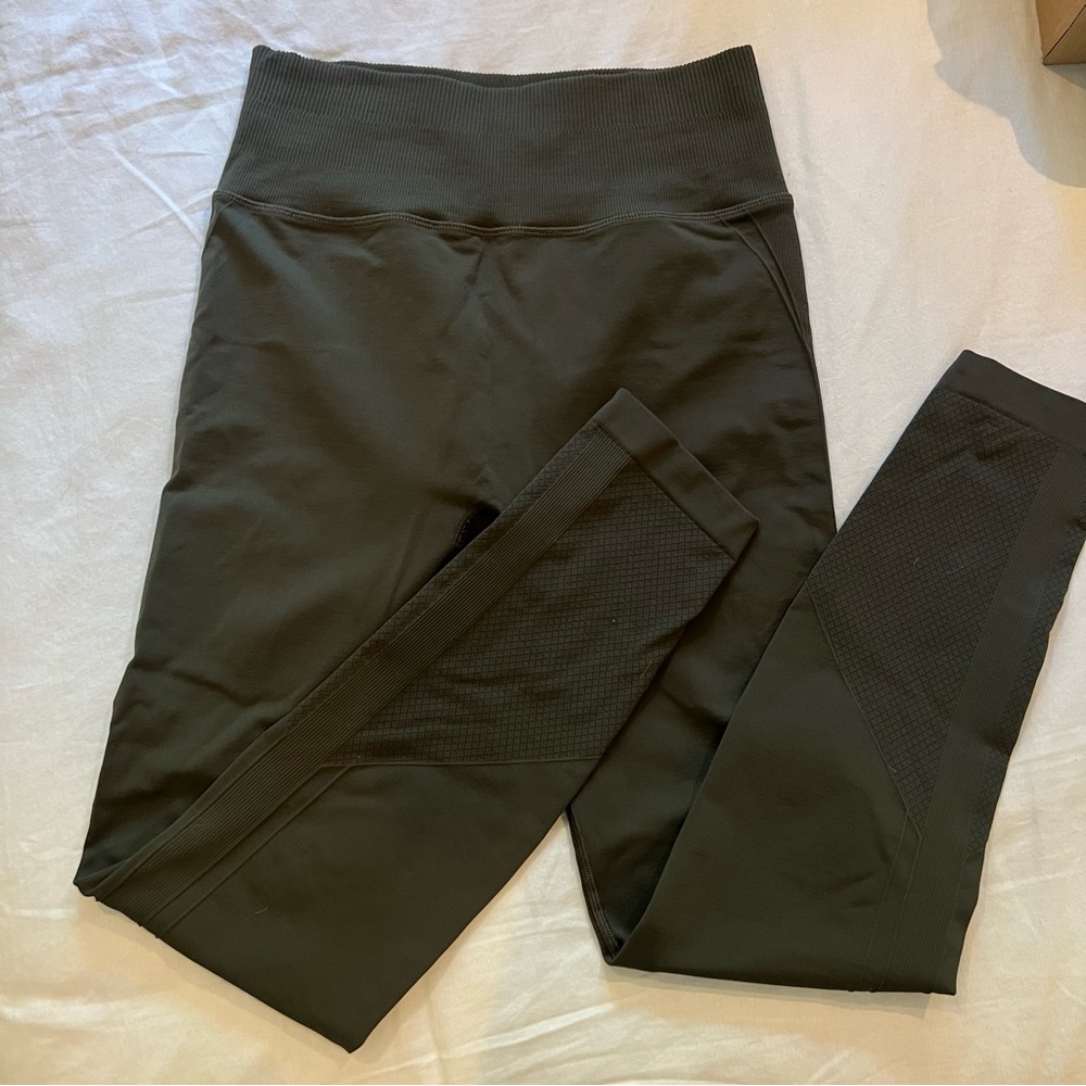 Green seamless Lululemon leggings. Size 4. 7/8 length